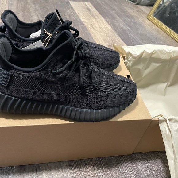 Adidas Yeezy Boost 350 v2 - Picture 6 of 6